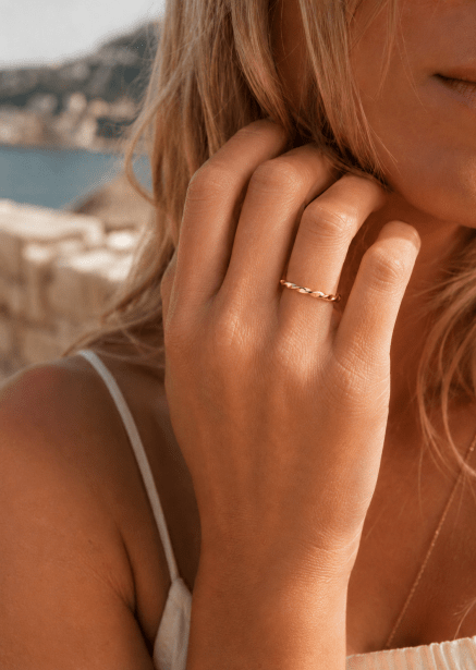 Anillo Twist Whisper - 18k Chapado en oro