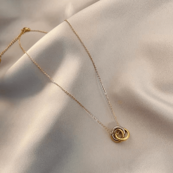 Golden Dual Ring Pendant Necklace- 18k Chapado en oro