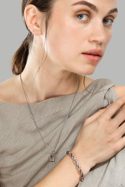 Collar Geometrisk Grace – Chapado en plata