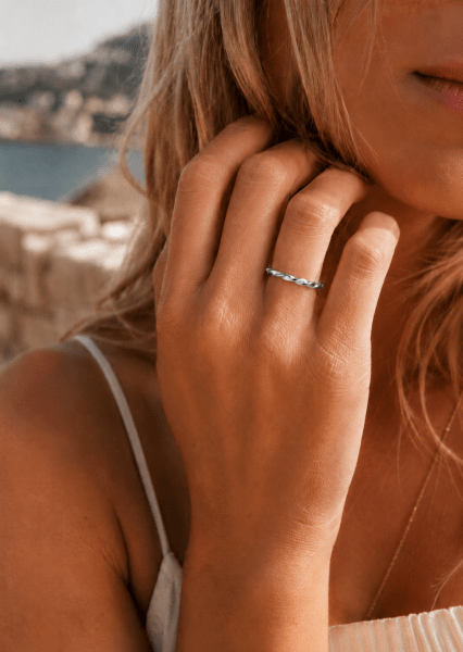 Anillo Twist Whisper - Chapado en plata