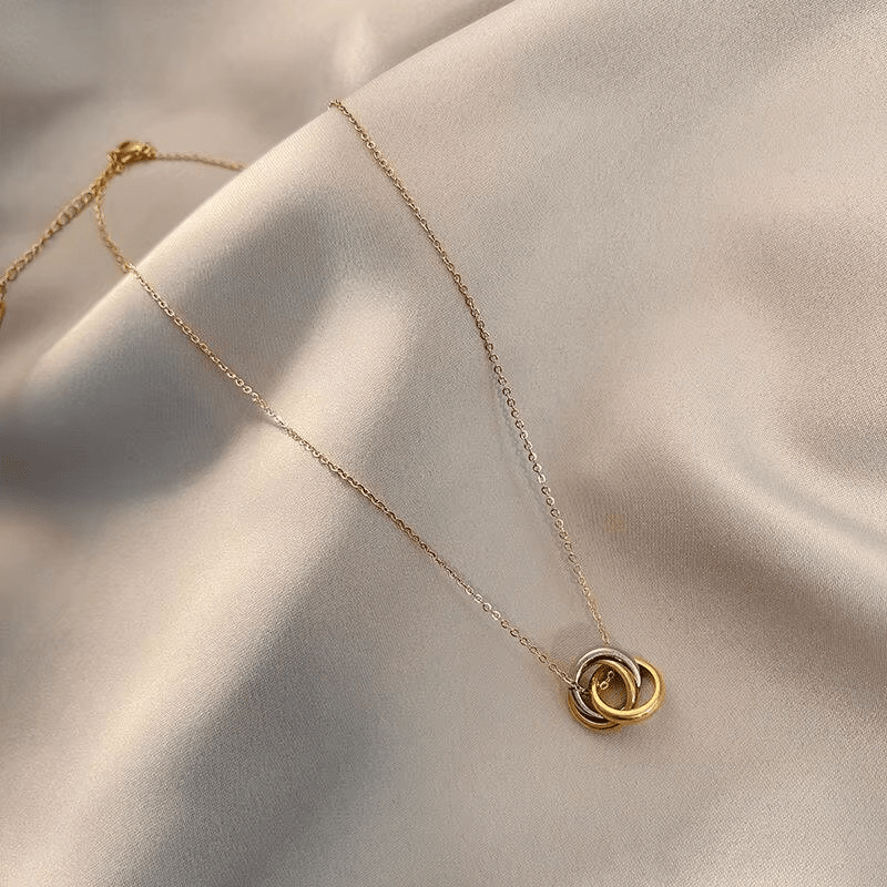 Golden Dual Ring Pendant Necklace- 18k Chapado en oro